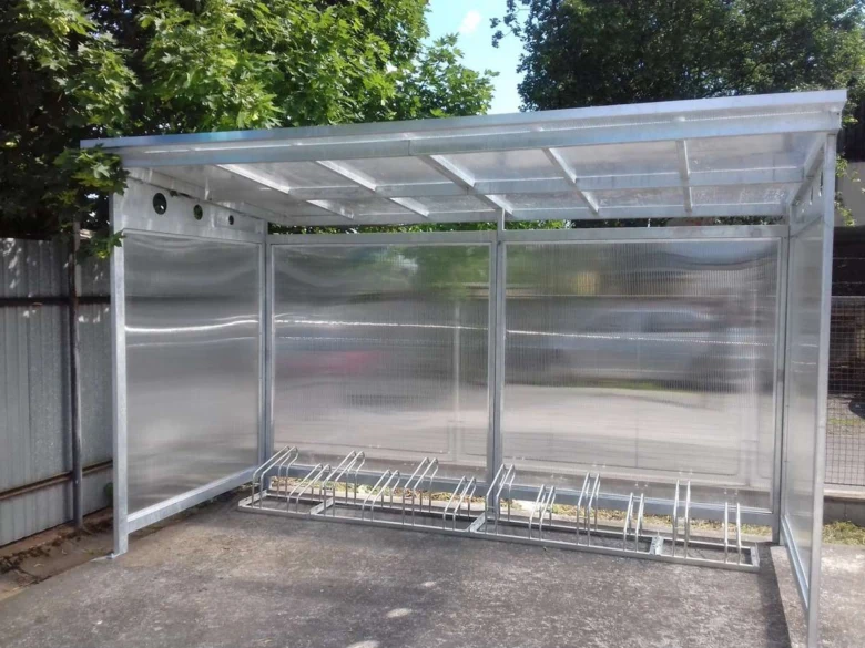 Přístřešek na kola s držáky pro cyklisty venku.