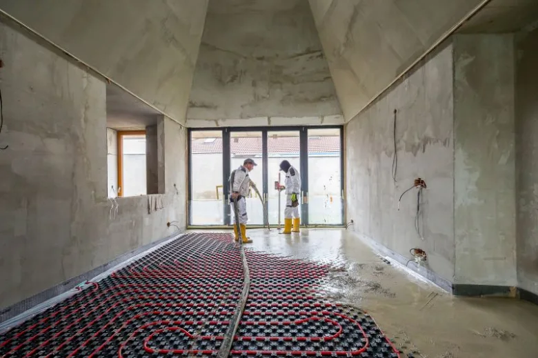 Instalace topení v podlaze s betonovou vrstvou.