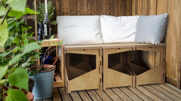 Dřevěná lavice s úložným prostorem na panelákový balkon