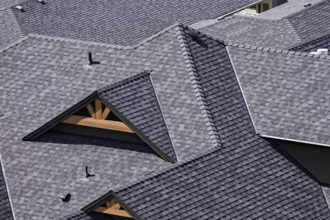 Detailní pohled na střechu s úžlabím a šindelem.