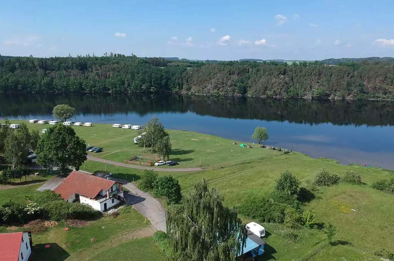 Kemp s karavanami u jezera v Hracholuskách.