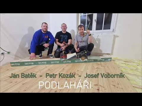 Tři pracovníci připravují podlahu s materiály pro vyrovnání.