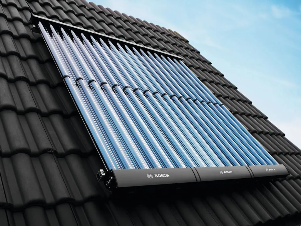 Bosch solární tepelný kolektor na střeše pro ohřev vody.