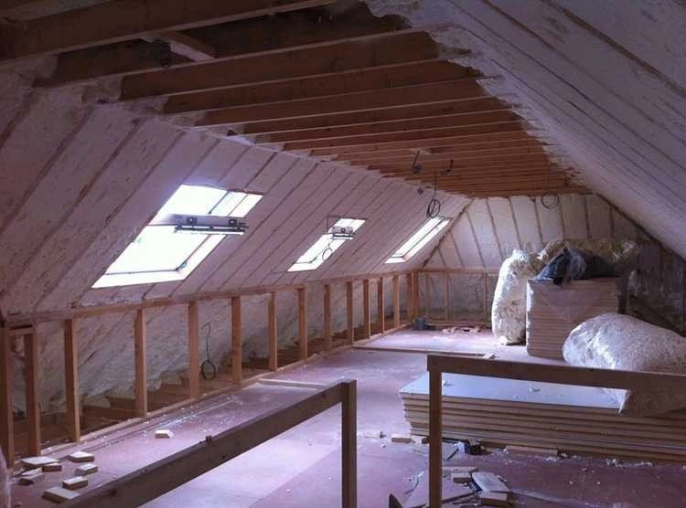 Neúplná střecha s krokvemi a tepelnou izolací pro renovaci.