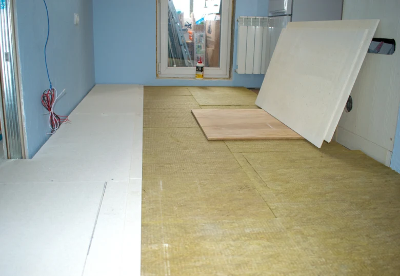 Zateplovací minerální vlna na podlahu s instalací panelů.