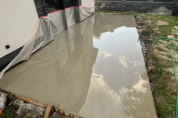 Čerstvě nalité leštěné betonové podlahy s odrazem oblohy.