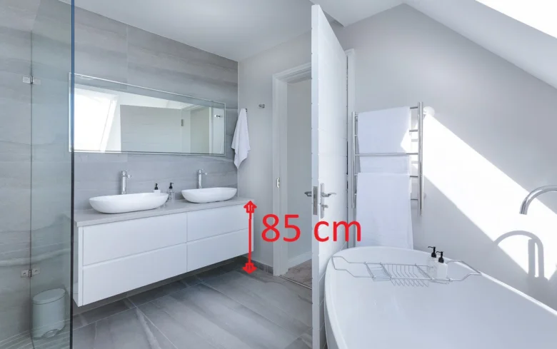 Bílá umyvadlová skříň s výškou pracovní desky 85 centimetrů.