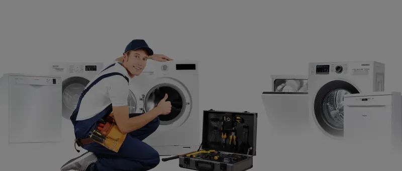 Technik opravuje pračku s nářadím v domácnosti.