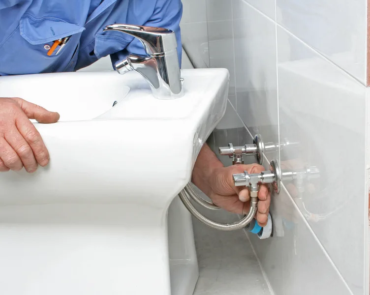 Montážní práce na instalaci ventilů pro záchodovou vaničku.