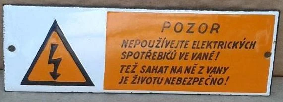 Varovná značka zakazující použití elektrických spotřebičů ve vaně.