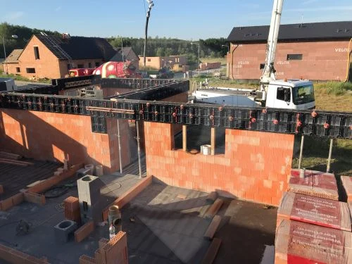 Příprava betonového věnce s armaturou a bedněním na stavbě.