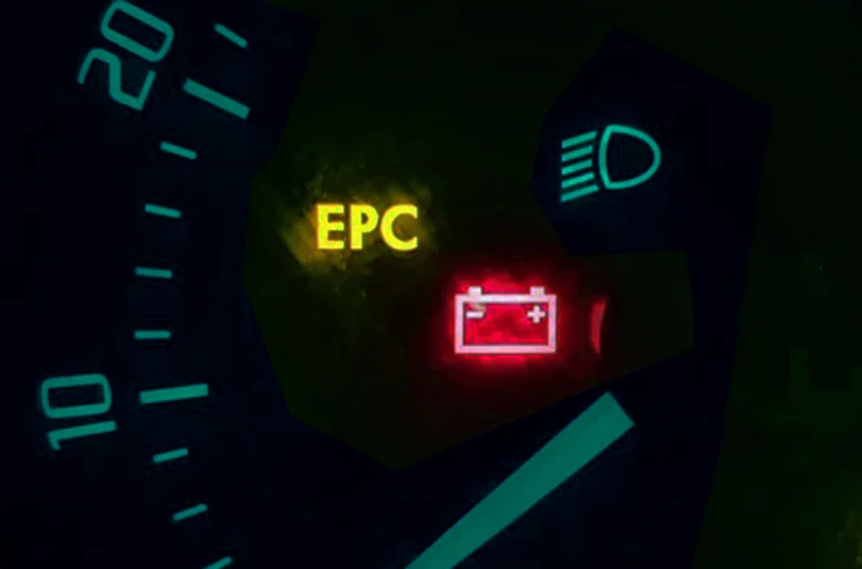 Zapnuté kontrolky EPC a baterie na přístrojové desce auta.