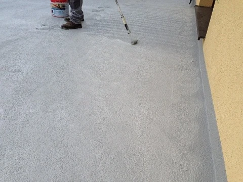 Nápis tekuté hydroizolace na beton pomocí válcování.