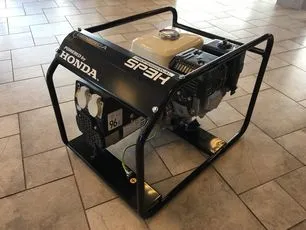 Černá benzínová elektrocentrála značky Honda s viditelným motorem a palivovou nádrží.