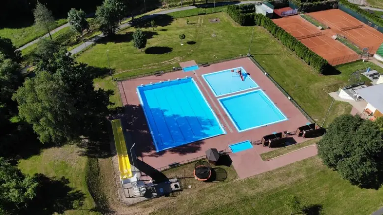 Vzdušný pohled na venkovní bazén s plaveckým dráhem v Bystřici nad Pernštejnem.