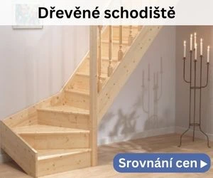 Dřevěné schodiště v interiéru s viditelnými stupni a nosnou konstrukcí.