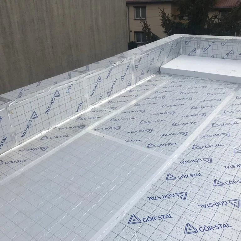 Montáž hydroizolace na balkóně s izolačními deskami.