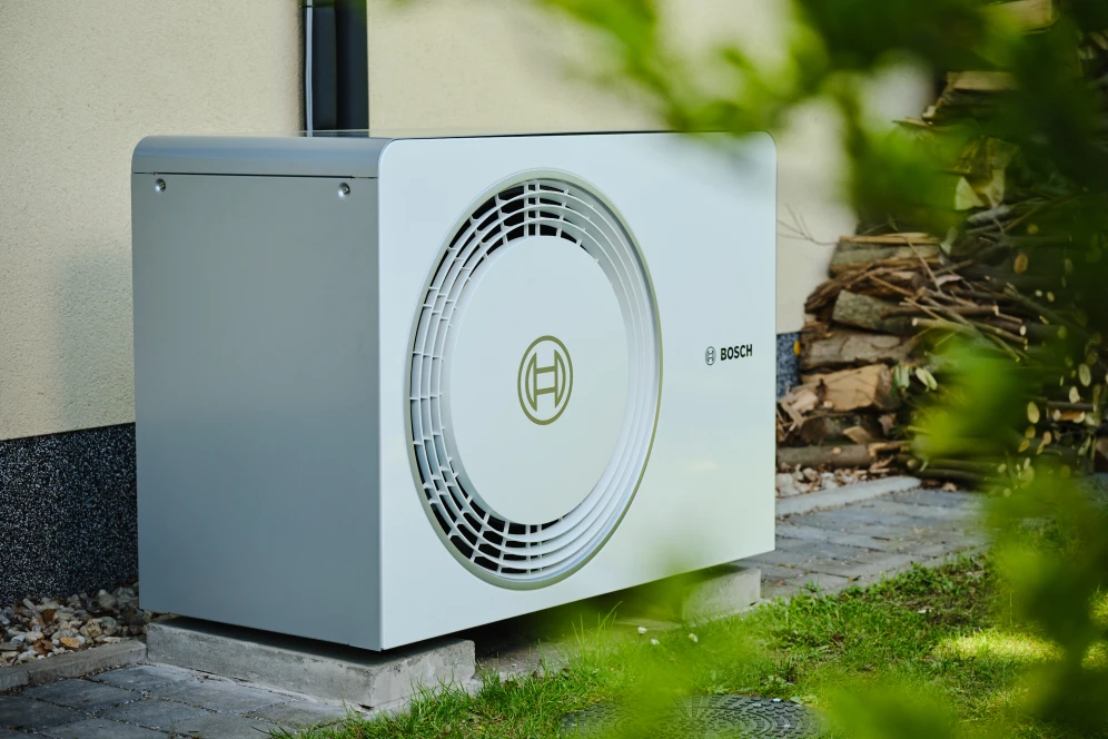 Bosch tepelné čerpadlo venku u domu s R290 chladivem