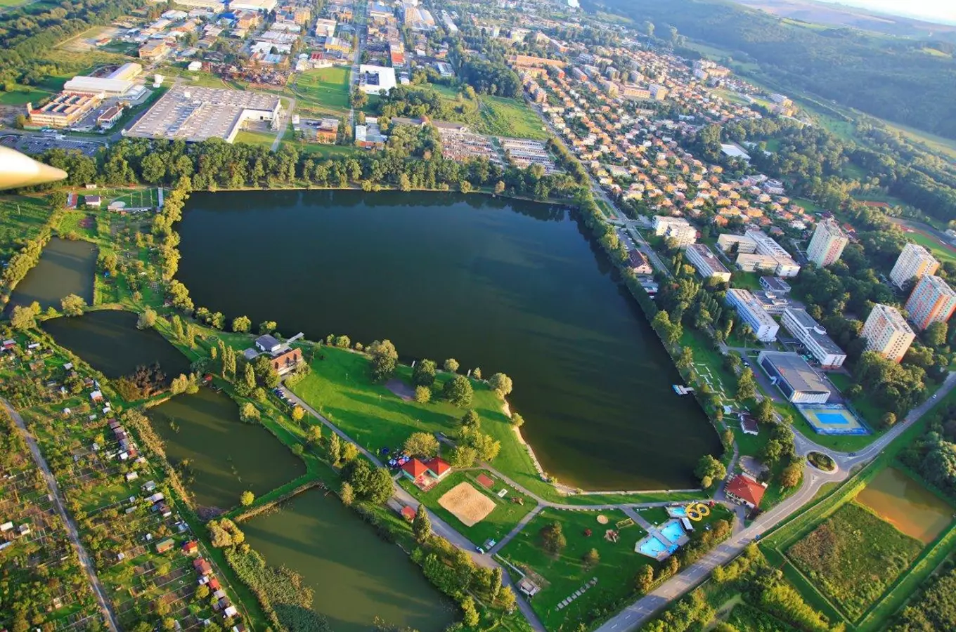 Letní koupaliště s menšími rybníky v rekreační zóně města Otrokovic.