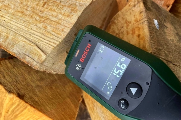 Bosch vlhkoměr na dřevě ukazuje hodnotu 15,6 %.