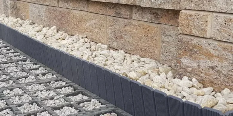 Detail základy opěrné zdi s odvodňováním kamenivem.