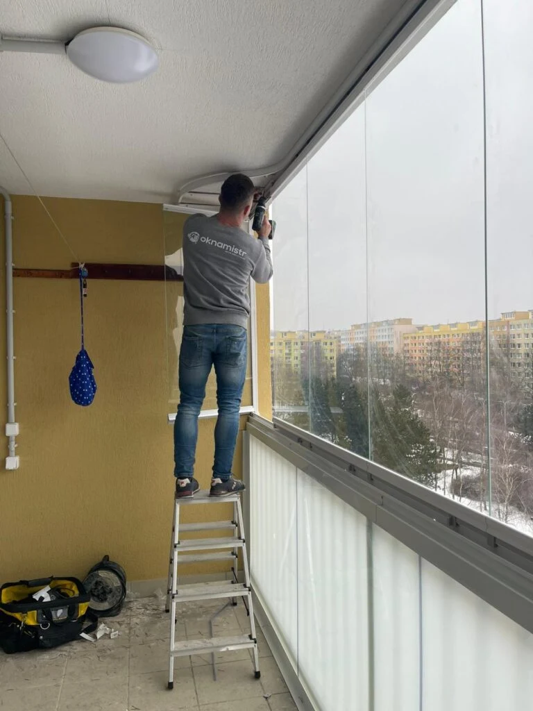 Montáž skleněných panelů na balkon pro jeho zasklení.