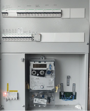 Otevřená elektrická rozvaděč s jističi pro elektroinstalaci.