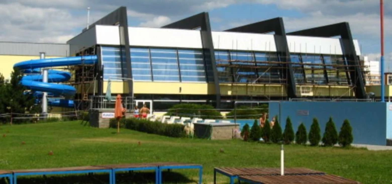 Modernní akvapárek s modrými vodními skluzavkami v Kolíně.