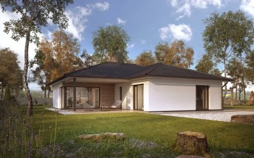 Moderní bílý bungalov s velkými okny v zelené přírodě.