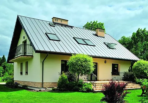 Moderní dům s hliníkovou střešní krytinou v šedé barvě.