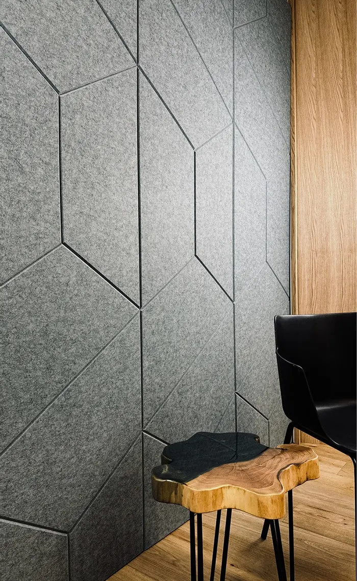 Šedé akustické panely na stěnu s geometrickým vzorem.