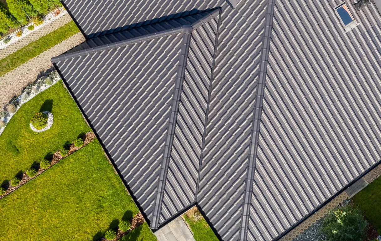 Detail střechy s důrazem na úžlabí a konstrukci dlaždic.