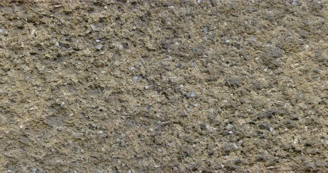 Textura hrubé omítky z březolitu na stěně.