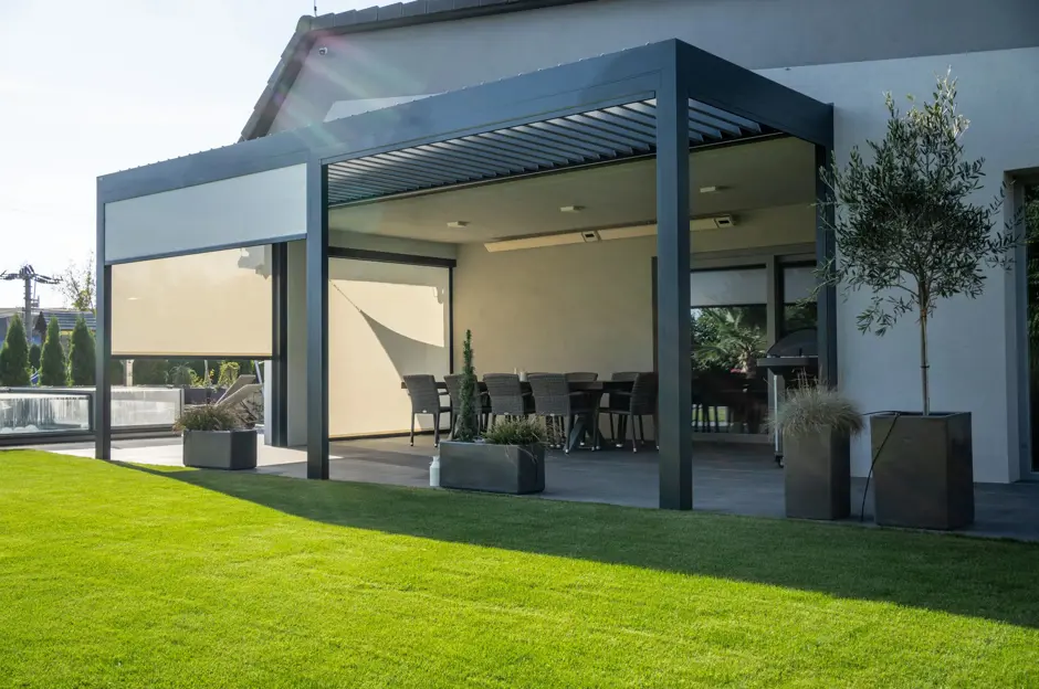 Moderní pergola s roletami a žaluziemi pro venkovní jídelnu