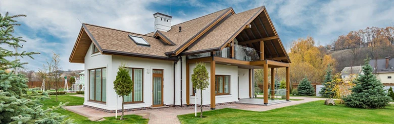 Moderní dům s pultovou střechou ukazuje konstrukci a vlastnosti.