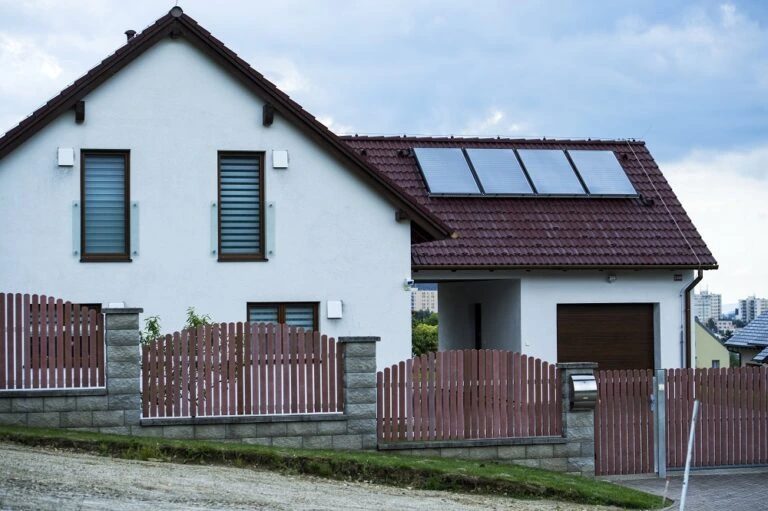 Moderní dům s fotovoltaickými panely na střeše pro dotace