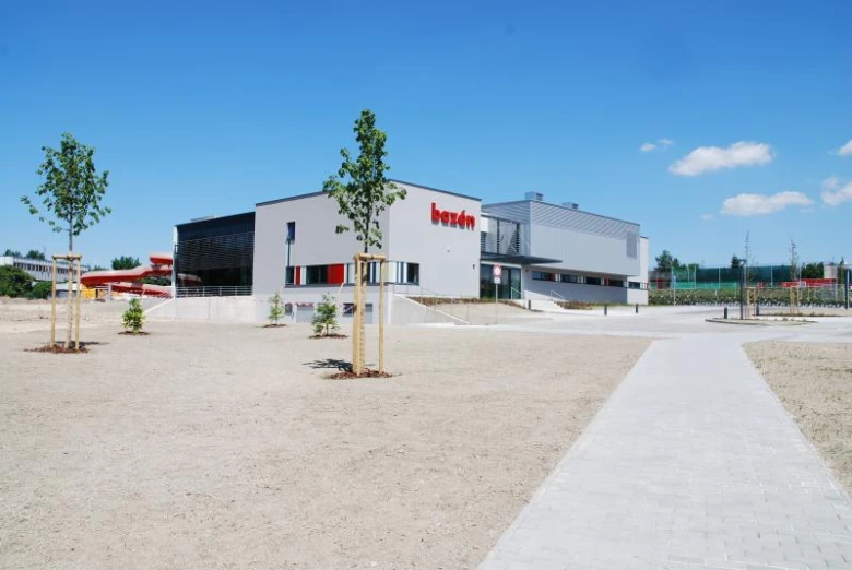 Moderní bazén v Rychnově nad Kněžnou s novou zahradou.