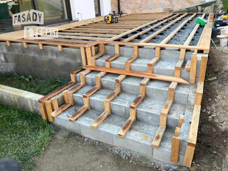 Stavba dřevěných schodů na terasu s betonovými stupni.