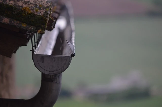 Detailní pohled na nainstalovaný okapový svod s odvodňováním.