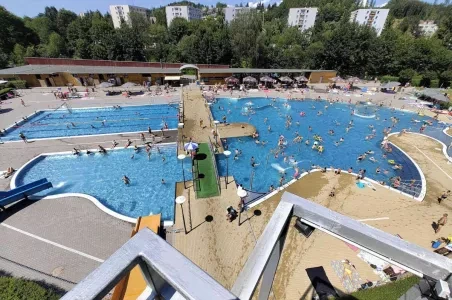 Vzdušný pohled na plavecký bazén s lidmi ve Vrchlabí.