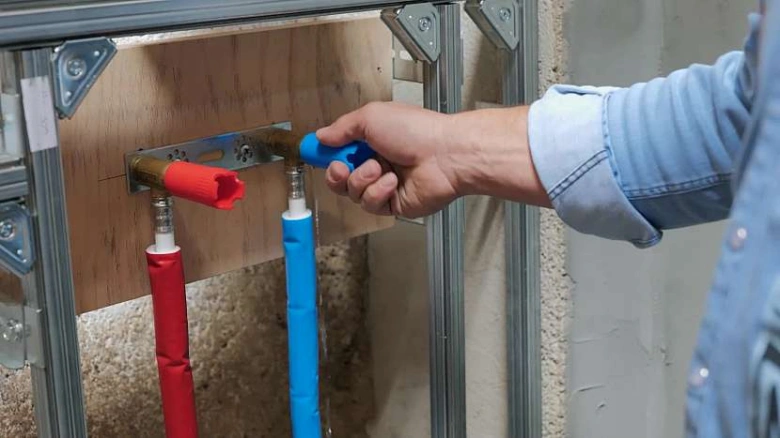 Ruční test tlakové zkoušky vodovodního potrubí v instalačním otvoru.