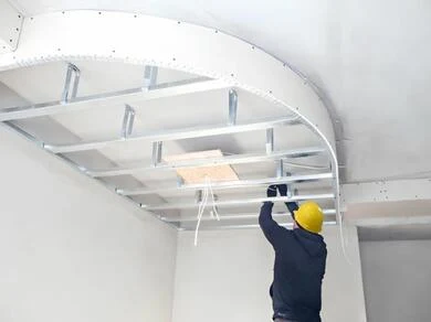 Montáž rámu pro zakřivený sádrokartonový strop v interiéru.