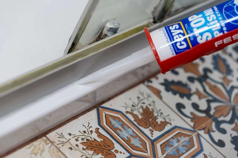 Náplast na odstranění plísně v sprchovém koutě