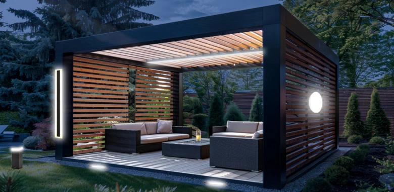 Moderní osvětlená pergola s venkovním sedacím prostorem v západu.