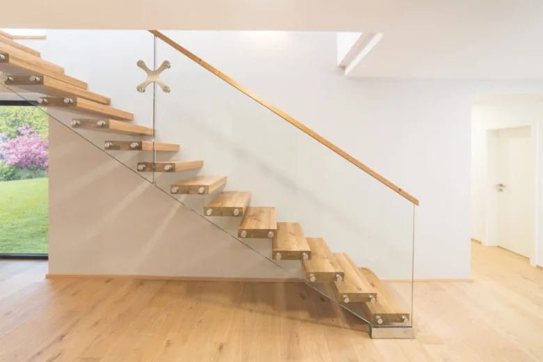 Moderní dřevěné schodiště s bezpečnostním sklem a elegantní zábradlí.