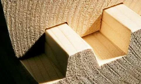 Detail spoje dřevostavby s parozábranou v izolaci.