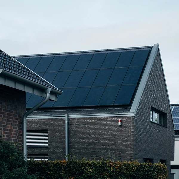 Rodinný dům s fotovoltaickými panely na střeše.