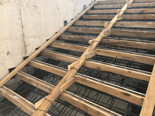 Dřevěné opatření s výztuží pro betonové schodiště.