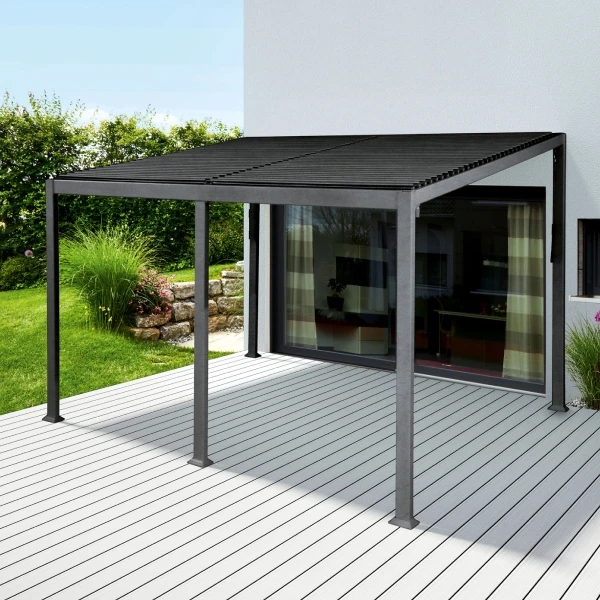 Moderní černá pergola na dřevěné terase u domu s zahradou.