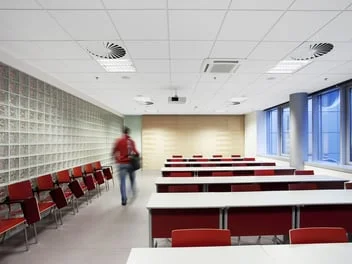 Moderní kancelář s kazetovým stropem a minerálním podhledem v interiéru.